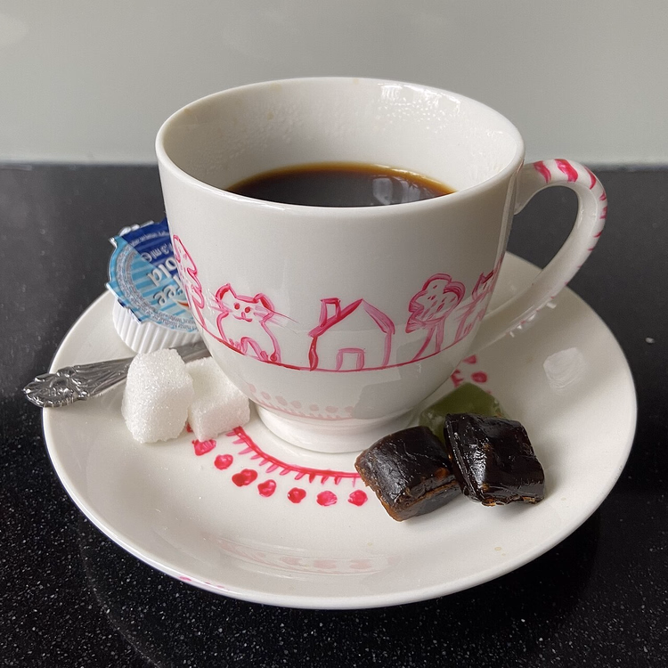 Tasse Kaffee mit Zwolse Balletjes auf einer Untertasse