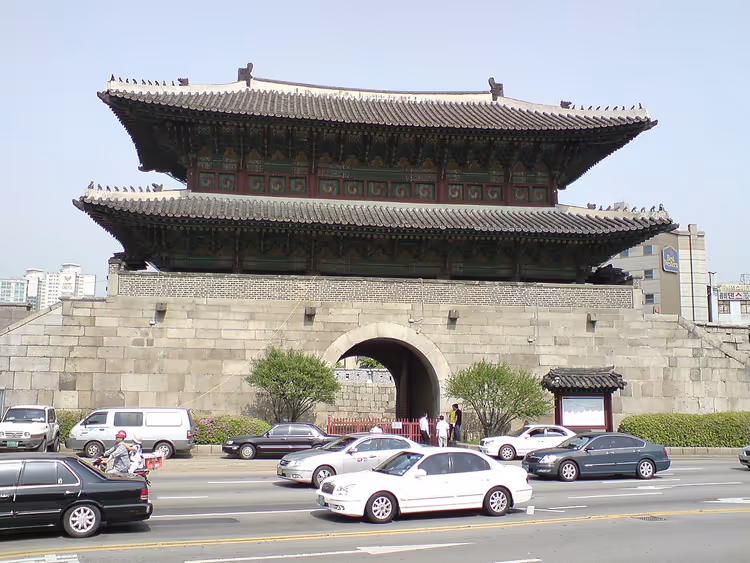 Kemeri ve dibinde arabalar bulunan Dongdaemun Kapısı