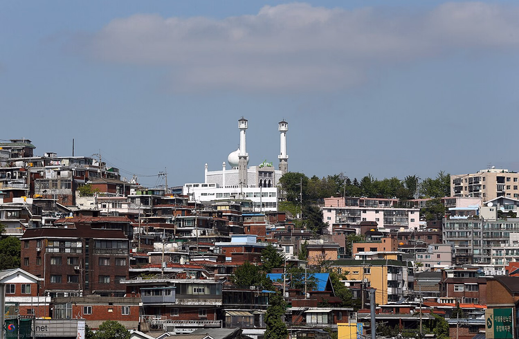 Konut mahallelerinin üzerinde minareli beyaz cami