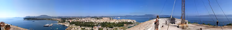 Kale duvarından Korfu kasabası ve koyunun panoraması
