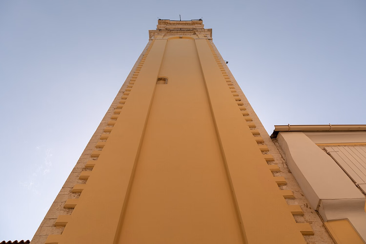 klokkentoren van de Sint-Spyridonkerk in Korfoe van onderaf