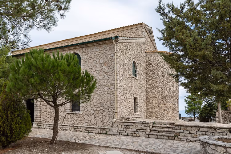Stenen kerk van het Pantokrator-klooster tussen de dennen