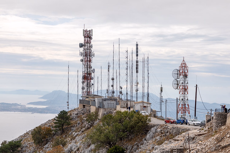 antennes op de top van de Pantokrator met zeezicht