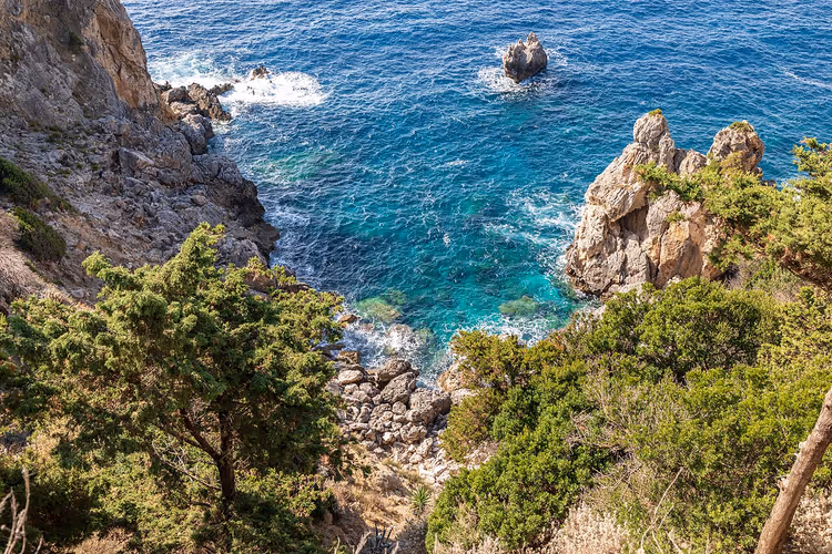 Rotskust van Paleokastritsa met turquoise zee en groen