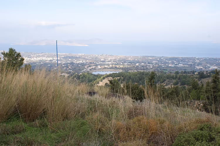 Bir tepeden Kos kasabası ve denizin panoraması, kuru otlar