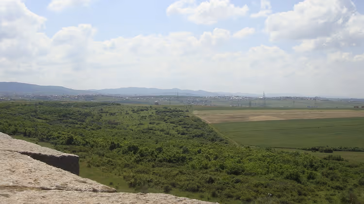 Panorama av Kosovosletta: grønne marker og fjerne åser