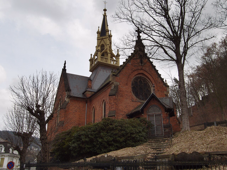 Yaldızlı kulecikli kırmızı tuğlalı neogotik kilise