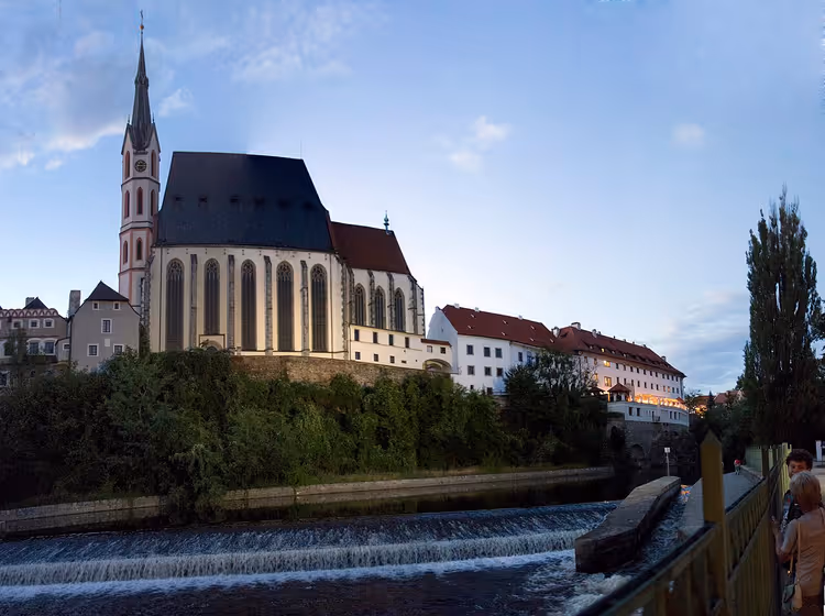 Gotische Sint-Vituskerk boven de rivier