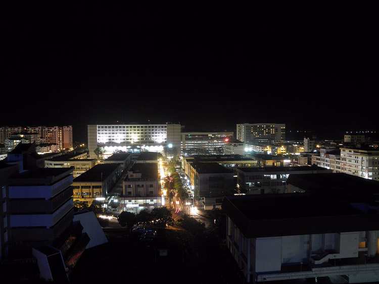 Panorama nocturne du centre-ville de Kota Kinabalu vu d'en haut