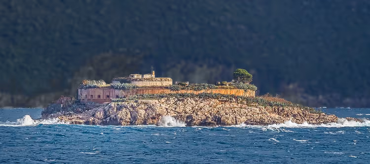 Fort Mamula op een rotsachtig eiland temidden van golven