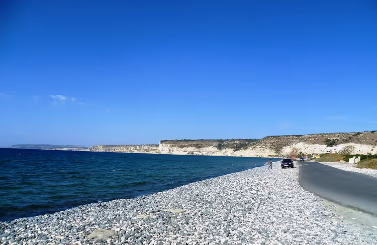 Plage de galets de Kourion avec route et mer