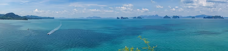 Türkisfarbenes Meer, Inseln am Horizont und ein Schnellboot