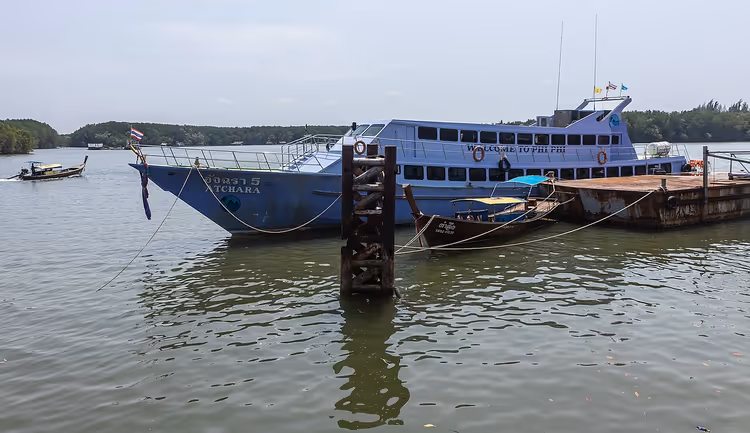 Große Fähre am Pier auf dem Wasser