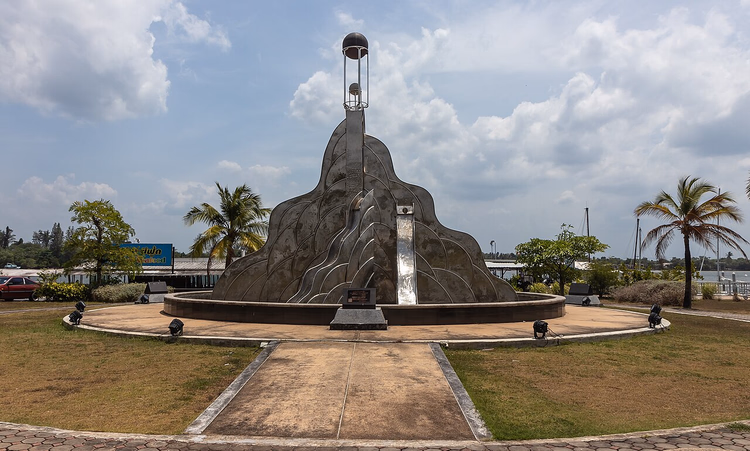 Skulptur in einem Park von Krabi Town zwischen Palmen