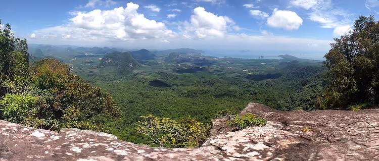 Panorama over Krabi med jungel og kalksteinsåser