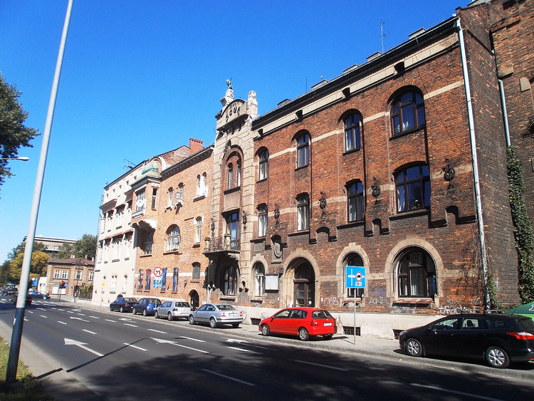 Bâtiment en briques du musée du vitrail sur l'avenue Krasinskiego