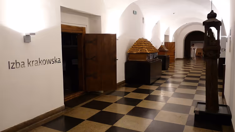 Gang van het etnografisch museum met bord Izba krakowska