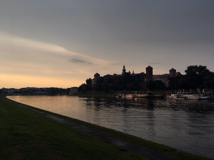 Wawel-kasteel boven de Wisła in Krakau bij zonsondergang