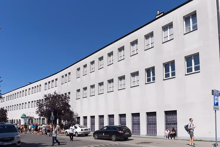 Wit gebouw van de Schindlerfabriek in Krakau