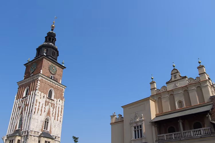 Tour de l'hôtel de ville avec une horloge à Cracovie contre le ciel