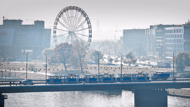Reuzenrad Cracow Eye achter de brug met trams