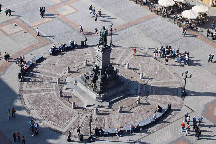 Adam Mickiewicz-monumentet på Krakóws Stortorg ovanifrån