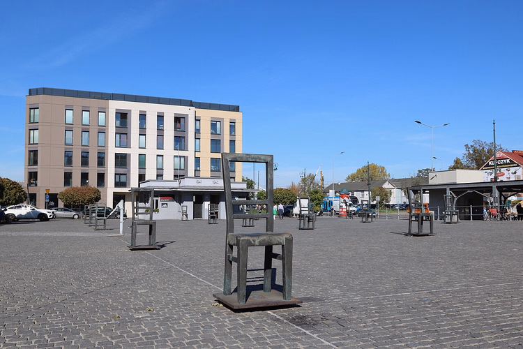 Chaises commémoratives en bronze sur la place des Héros du ghetto