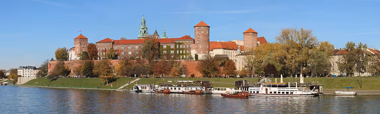 Panorama van de Wawelburcht en kathedraal boven de Wisła