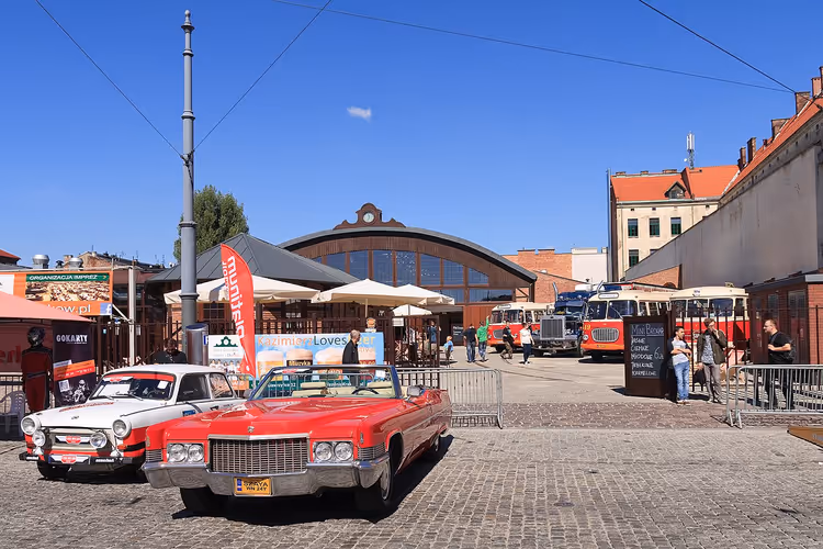 Binnenplaats van het Museum voor Gemeentelijke Techniek met oldtimers