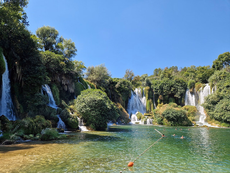 Kravica-Wasserfall stürzt über einem smaragdgrünen See herab