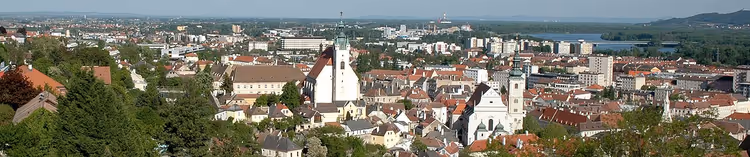 panorama av Krems med elven og kirkene