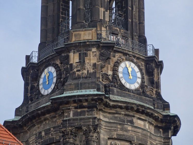 Mavi saat kadranlarıyla Kreuzkirche kulesi