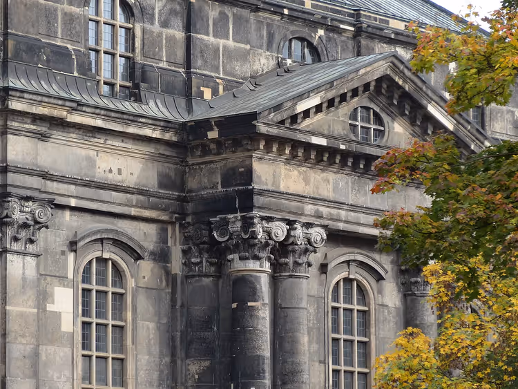 Façade de la Kreuzkirche avec colonnes et arcs