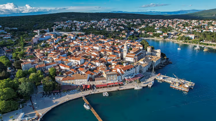 Панорама города Крк на острове с гаванью