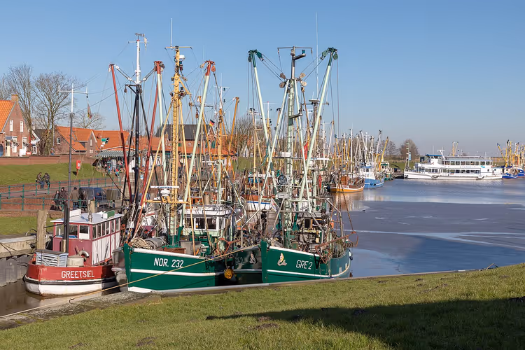 Fischerboote im Hafen von Greetsiel, Ostfriesland