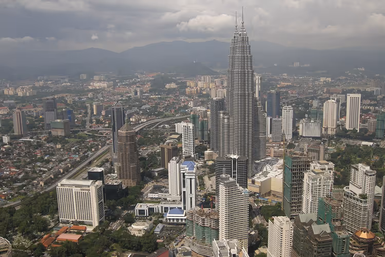 Petronas Kuleleri ile Kuala Lumpur panoraması