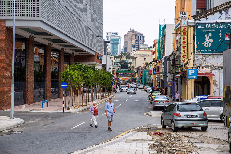 Petaling Street med kinesiske skilt og markedsporten