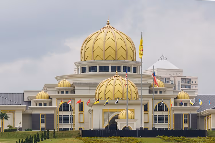 Altın kubbeleriyle Istana Negara kraliyet sarayı