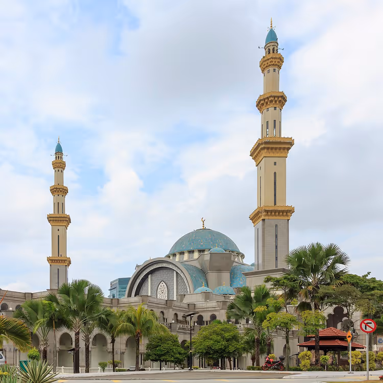 Kubbesi ve minareleriyle Federal Bölge Camii, Kuala Lumpur