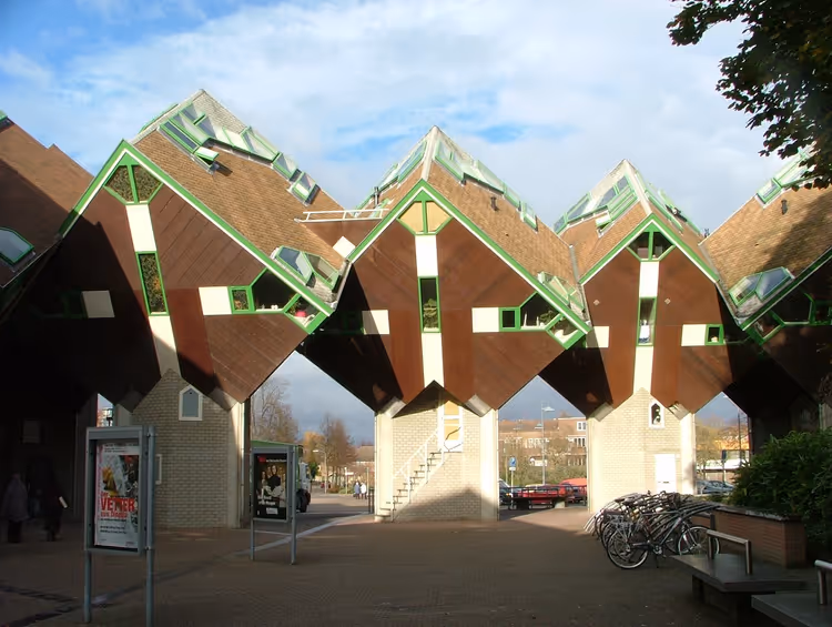 Kubushäuser in Helmond vor dem Himmel