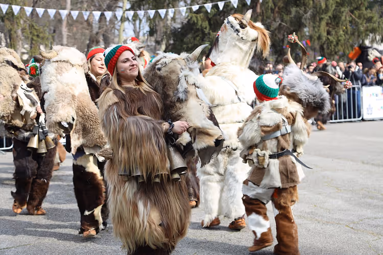 Kukeri in harige kostuums met bellen op een festival