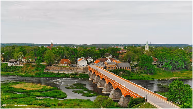 Kuldīga-Panorama mit Backsteinbrücke und Fluss