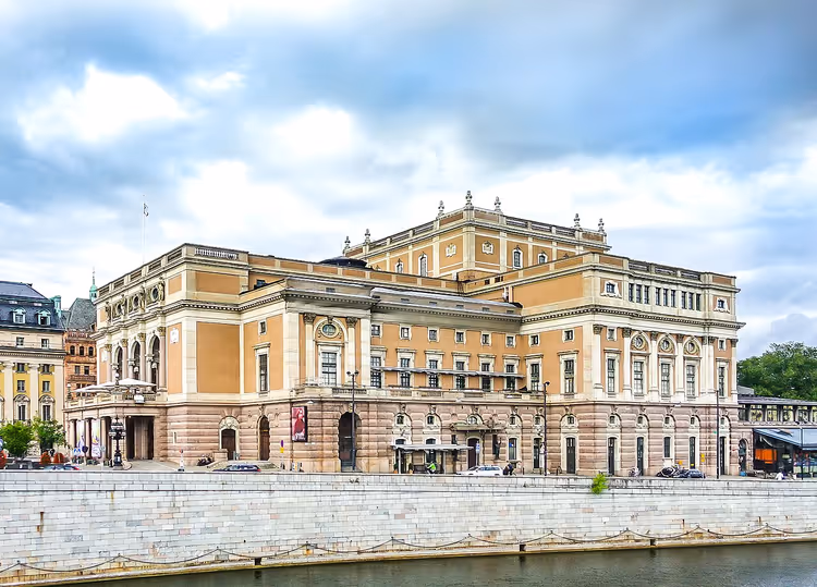 Fasaden til Kungliga Operan i Stockholm ved vannet