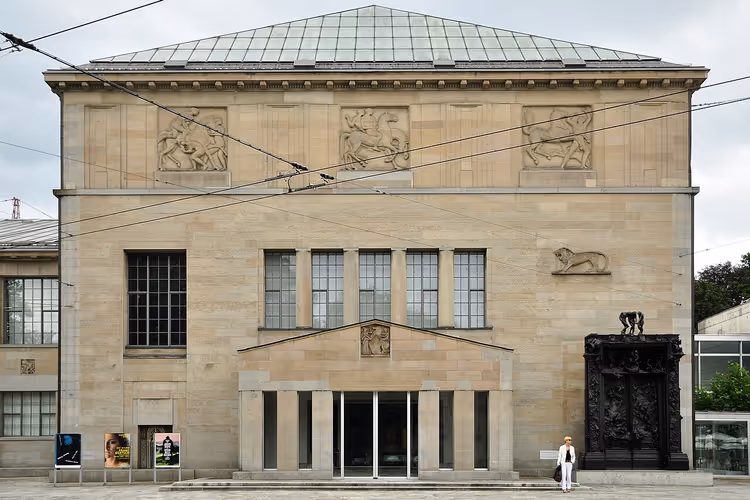 Kunsthaus Zürih'in kısma kabartmalı cephesi