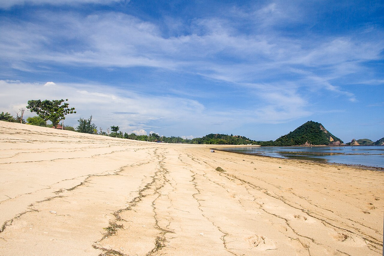 Sandstrand von Kuta und grüne Hügel der Bucht