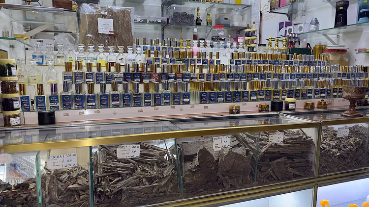 عرض للعطور العربية والعود