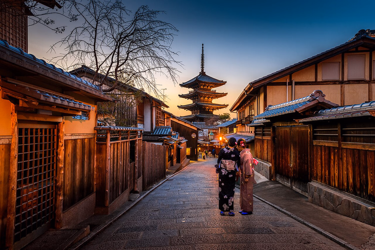 Straße in Higashiyama mit der Yasaka-Pagode bei Sonnenuntergang