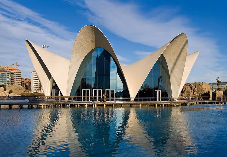 Edifício moderno do Oceanográfico com coberturas brancas