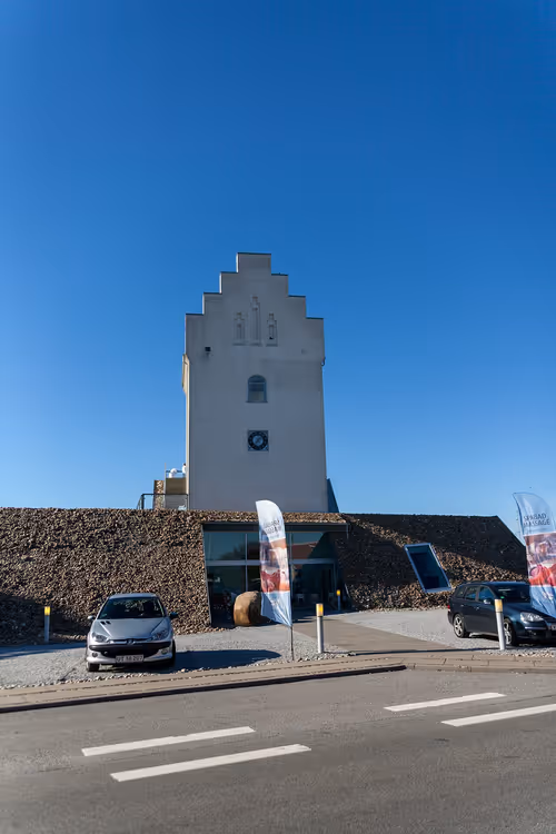 Kuleli ve arabalı Læsø Kur spa binası