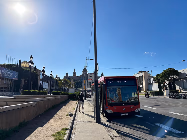 Barcelona'da bir durakta TMB 46 numaralı otobüs